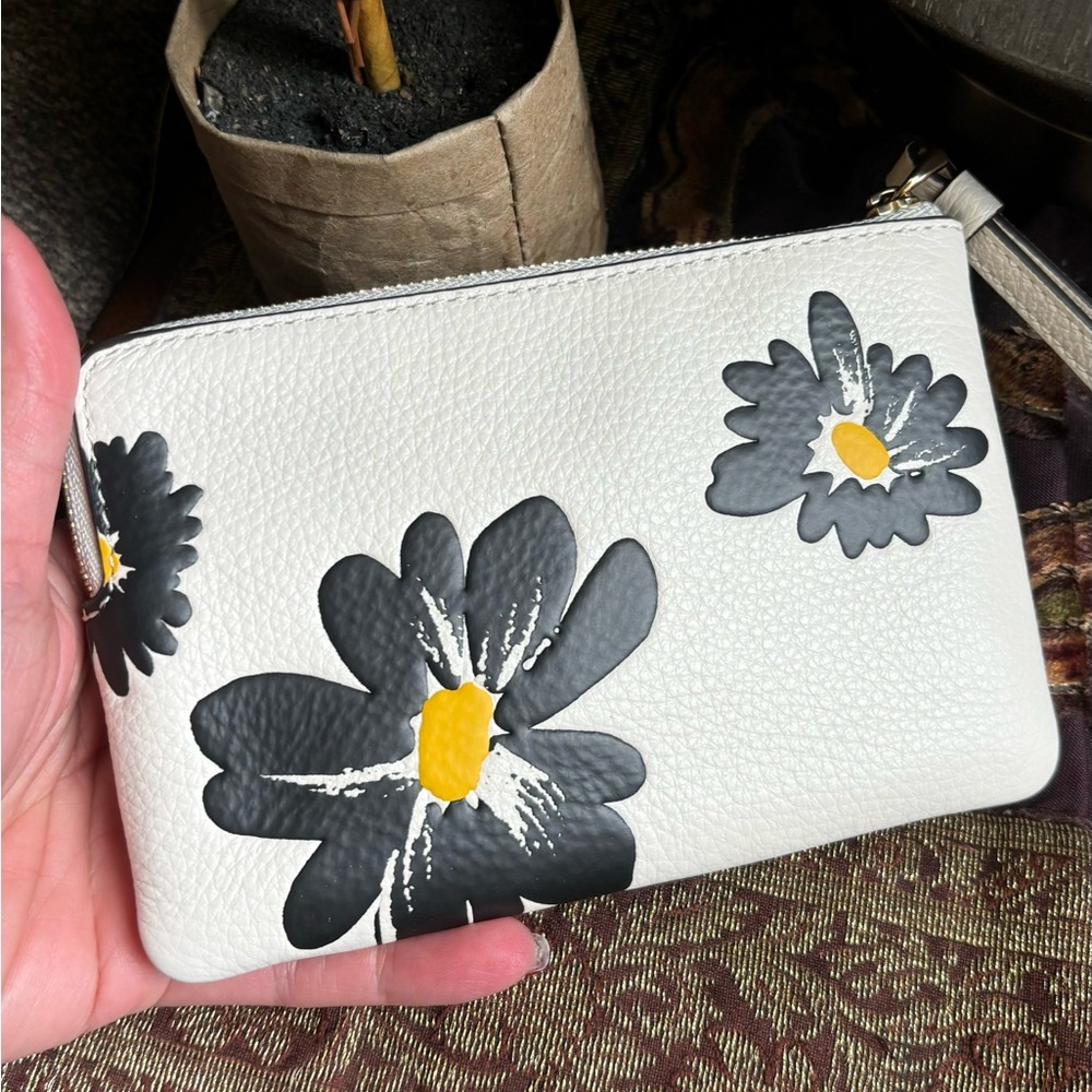 Authentic COACH Leather floral zip card wristlet - Picture 9 of 10